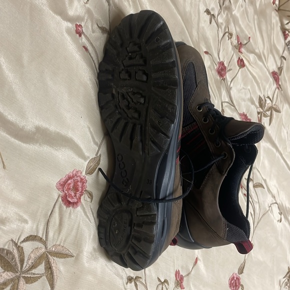 ECCO Women's hikers with Shock heel absorbers.  9/10 excellent condition SZE 38 - Picture 3 of 6